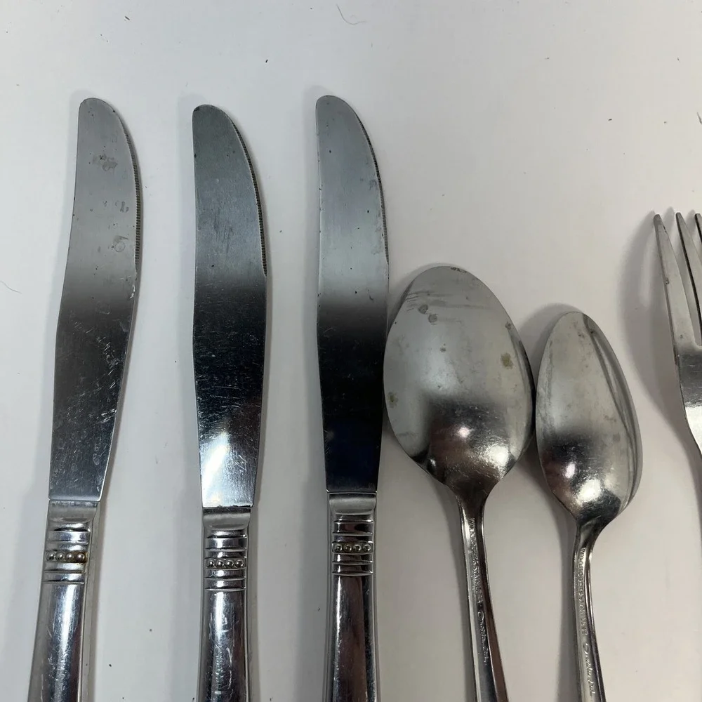 Set of 8 Oneida AZTEC ENCORE pattern stainless dinner  Wm Rogers